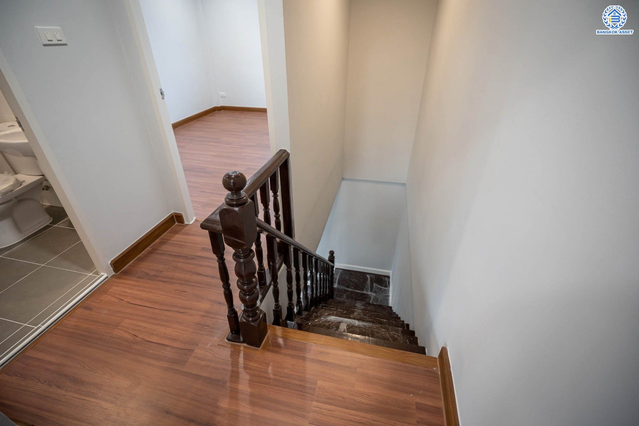 บ้านมือสองตกแต่งใหม่ โครงการ บ้านดุลิยานนท์ ติวานนท์ ทาวน์เฮ้าส์พร้อมอยู่ หลังมุม ราคาสุดคุ้ม! เนื้อที่ 16 ตร.ว. ฟังก์ชัน 2 ห้องนอน 2 ห้องน้ำ 1 ที่จอดรถ บนทำเลเชื่อมต่อเมือง ใกล้รถไฟฟ้าสายสีชมพู "สถานีสามัคคี" และจุดขึ้นทางด่วน "งามวงศ์วาน"